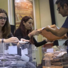 Miembros de una mesa electoral durante el recuento de votos tras el cierre de los colegios en los comicios del 26-J del 2016.