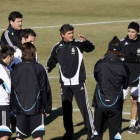 Juande Ramos (c) durante el entrenamiento que el Real Madrid ha llevado a cabo ayer en Valdebebas
