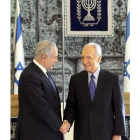 Peres saluda a Netanyahu, durante el acto celebrado ayer en Jerusalén