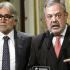 Los diputados de CiU Josep Sánchez Llibre y del PNV, Pedro Azpiazu, ayer, en rueda de prensa.