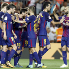 Los jugadores del Barcelona celebran el primer gol que abría el camino de la victoria. ANDREU DALMAU