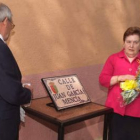 La viuda de Juan García se emocionó al descubrir la placa conmemorativa