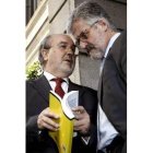 Pedro Solbes conversa con el presidente del Congreso, Manuel Marín