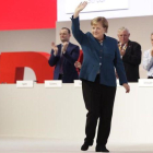La cancillera alemana, Angela Merkel, se despide de los asistentes al congreso de la CDU, en Hamburgo.
