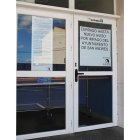 Cartel informador en la puerta de las piscinas.