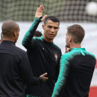 Cristiano Ronaldo, junto a Joao Mario y Adrien Silva, en el entrenamiento de Portugal. PAULO NOVAIS
