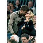 El defensa del Barcelona Gerard Piqué y su novia, la estrella colombiana Shakira, se besan durante un partido en el Camp Nou. A la derecha, la foto de la cantante embarazada que la propia Shakira colgó en su Twitter.