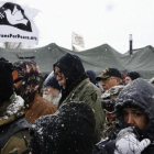 Un grupo de veteranos de guerra, concentrados en el campamento de Oceti Sakowin en plena nevada, cerca de Cannon Ball (Dakota del Norte), este lunes.