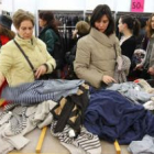 A pesar de sus esfuerzos, para el personal de las tiendas es un reto mantener el orden en las mesas