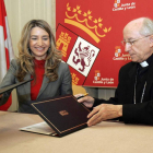 Alicia García firma con el obispo de Ávila, Jesús García.