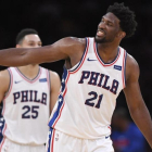 Joel Embiid celebrando una de sus canastas ante Los Lakers