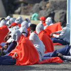 Personas migrantes que llegaron ayer en patera a la isla de El Hierro, en Canarias. GELMERT FINOL