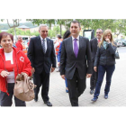 La presidenta local de Cruz Roja seguida del presidente provincial, Riesco y sus concejales.