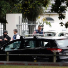 Policías ante una de las dos mezquitas que sufrieron ataques terrorista en Christchurch, Nueva Zelanda.