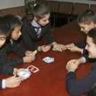Los niños del Colegio de San Ildefonso jugaban ayer antes de iniciarse el sorteo del Niño