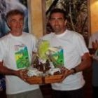 Javier Pascual (derecha) recibiendo un obsequio por su participación