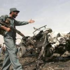 Miembros del Ejército afgano aseguran una zona de Kabul donde se produjo un atentado suicida