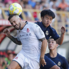 El delantero de la Cultural Dioni supera al japonés del Real Madrid Kubo en un lance del encuentro disputado en el estadio Reino de León. JESÚS F. SALVADORES