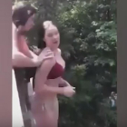 Momento en el que una joven empuja a su supuesta amiga desde un puente a 20 metros de altura /