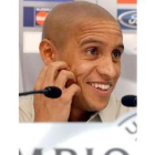Roberto Carlos estará en el once titular del Real Madrid frente al Roma