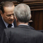 Berlusconi habla con el actual primer ministro italiano, Mario Monti, en la Cámara baja de Roma.