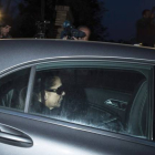 Isabel Pantoja, con gafas y rostro serio, a su llegada a la cárcel de Alcalá de Guadaira, este viernes.