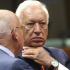 El ministro de Asuntos Exteriores español, José Manuel García-Margallo, conversa con un asistente antes del comienzo de una reunión de urgencia sobre la respuesta de la UE a la violencia en Egipto.