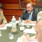 Valín, al fondo, reunido con los representantes agrarios