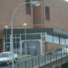Una de las rampas de los accesos al servicio de urgencias del Hospital del Bierzo, en Fuentesnuevas