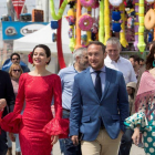 La líder de Ciudadanos en Cataluña, Inés Arrimadas (2i), junto al presidente de la Federación de Entidades Culturales Andaluzas en Cataluña (FECAC), Daniel Sainero, y las diputadas Lorena Roldán (1d), y Sonia Sierra, en su visita a la Feria de Abril.