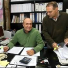 Javier Campos y Fernando de la Torre repasan algunos datos momentos antes de la rueda de prensa