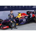 Sebastian Vettel, izquierda, y el australiano Daniel Ricciardo posan junto al nuevo Red Bull, RB10.