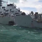 El USS John S. McCain, en una imagen posterior al choque con el petrolero.