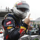 Vettel, con el signo característico, celebra su tercer título.