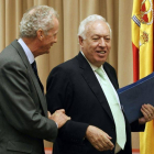 El ministro de Asuntos Exteriores y Cooperación, José Manuel García-Margallo (d), y el titular de Defensa, Pedro Morenés (i).