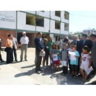 Los políticos compartieron con los alumnos la colocación de la primera piedra.