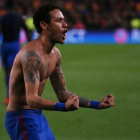 Neymar festeja la clasificación del Barcelona para los cuartos de final de la Champions.