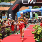 Villa en el momento de cruzar la meta del Mundial de trail. RFEA