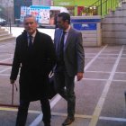 El alcalde de Palacios, a su llegada al Juzgado de Villablino.