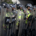 Cordón policial durante una protesta contra Nicolás Maduro en Caracas.