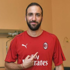 Gonzalo Higuaín posando con la camiseta del AC Milan /