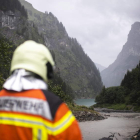Un miembro de los equipos de rescate, en la salida del barranco. GIAN EHRENZELLER