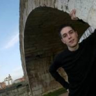 Daniel, bajo el puente del Paso Honroso, vuelve cada vez que tiene ocasión a Hospital