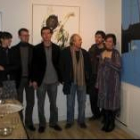 Remedios Carrera (derecha) posa en su galería junto a los artistas de la muestra