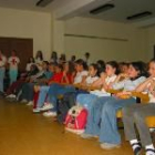 El joven público, durante la obra. Al fondo, de pie, algunos actores
