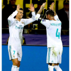 Cristiano Ronaldo celebra con Ramos su segundo gol al Dortmund que suponía el 1-3 definitivo. VOGEL