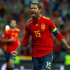 Ramos celebra su gol de penalti ante Suecia que allanaba el camino al cuarto triunfo de España en la fase de clasificación. RODRIGO JIMÉNEZ