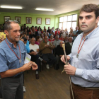 El socialista Sergio Álvarez, con el bastón de mando municipal en un salón de plenos abarrotado.