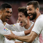 Casemiro y Odriozola celebran el gol de Nacho que mantiene al Madrid en la pelea por la Liga. L. TEJIDO