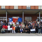 Participantes en el gesto a favor del comercio justo en el centro Don Bosco de Armunia